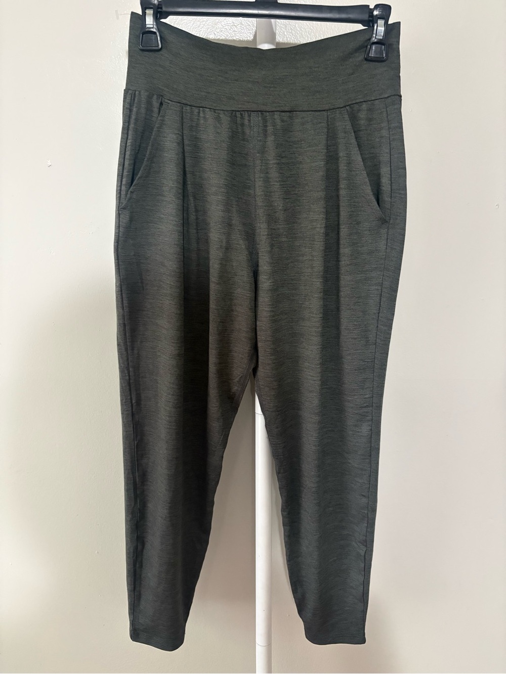 Vuori Olive Green High-Waist Jogger Pants